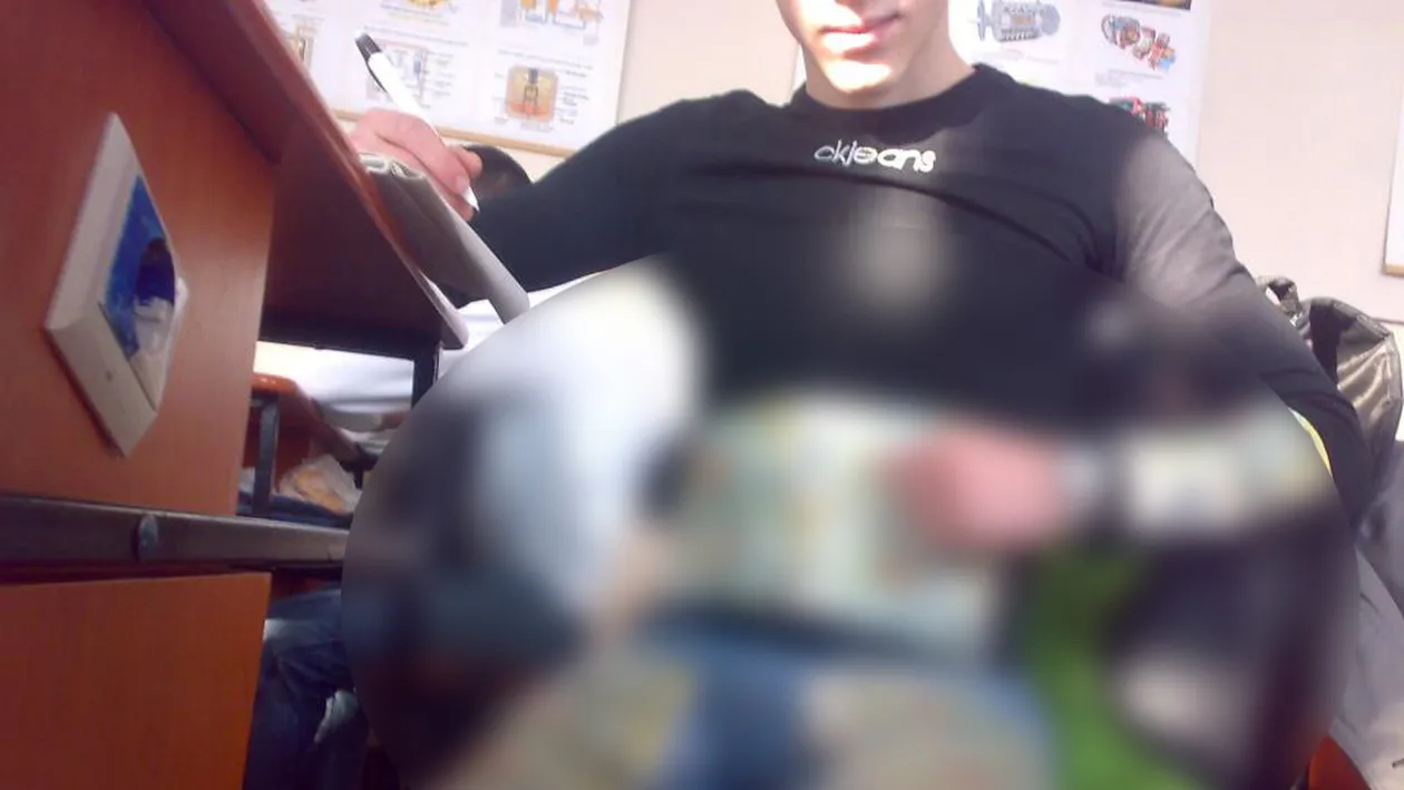 La scoala, ca la lautari! Manelizarea din educatie atinge cote alarmante! Vezi cum a putut sa se pozeze un elev in sala de curs!