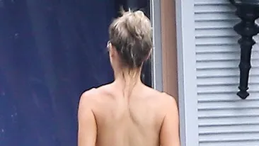 Modelul care si-a obligat sotul să o satisfacă de trei ori pe săptămână, in sânii goi la piscină. Imagini incendiare