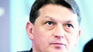 E situat in cea mai scumpa zona din Bacau si e pazit non-stop. Blocul ministrului Berca, "blindat" de politicieni