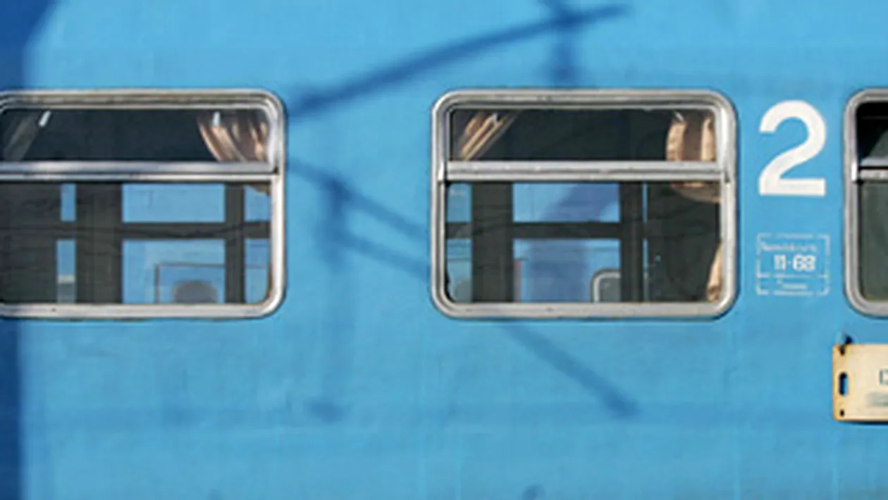 Un barbat de 70de ani a murit, incercand sa coboare dintr-un tren aflat in mers