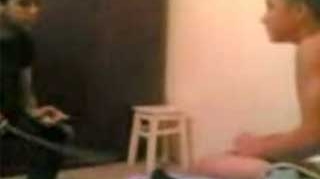 VIDEO TERIFIANT Ameninta cu sabia un copil sa-si dea jos chilotii ca sa-l taie!