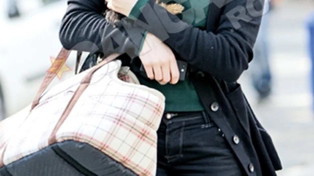 Cand Smiley nu-i acasa, are cine sa-i incalzeasca patul Laurei Cosoi! Vezi aici cine e!