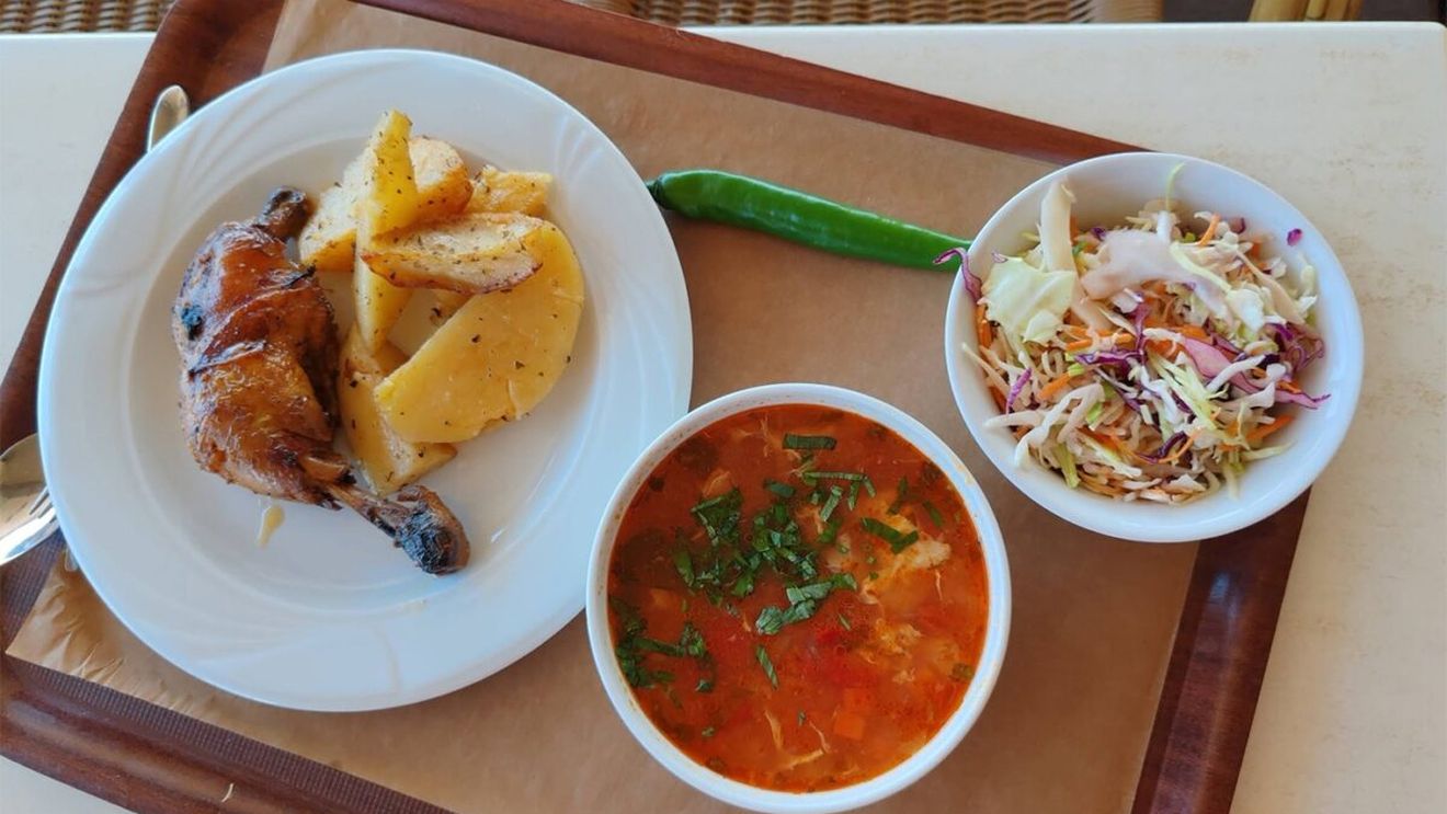 Cât a plătit o turistă, la "împinge tava" din Mamaia, pentru o ciorbă de văcuță și o pulpă de pui cu cartofi și salată de varză