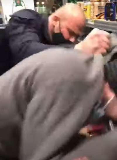 Doi agenți de la SSG au snopit în bătaie un bărbat bănuit că ar fi furat 8 role de cașcaval, dintr-un Mega Image