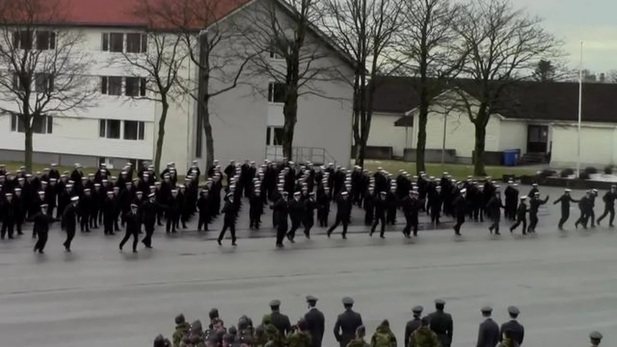 Cadeţii unei Academii Militare din Norvegia, personaje ale unui flashmob excentric!
