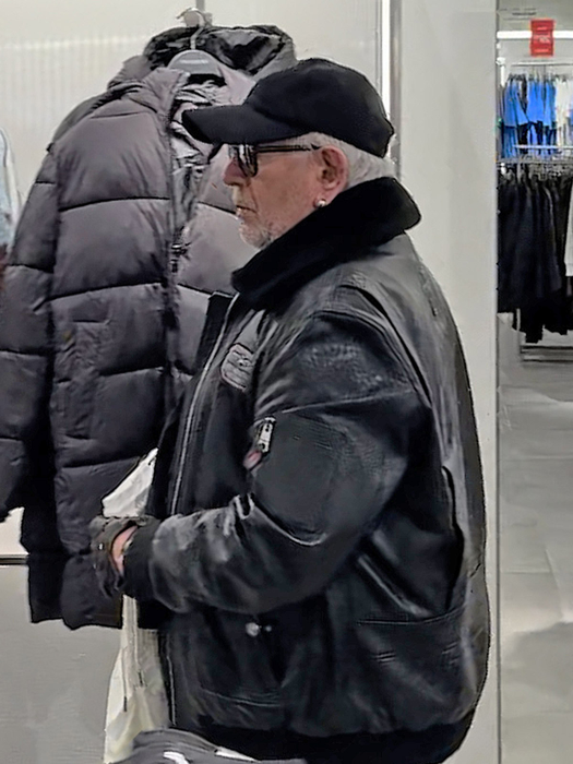 Cei doi s-au uitat la mai multe produse, dau au plecat acasă cu mâna goală