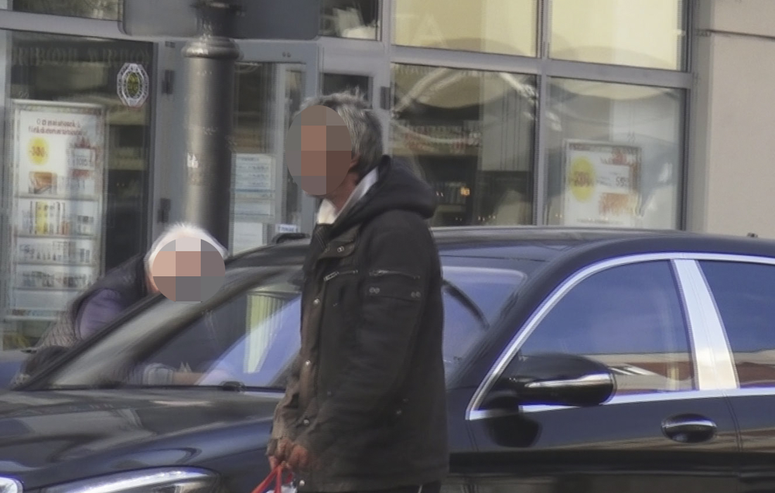 Cerșetorul pleacă dezamăgit de lângă mașină