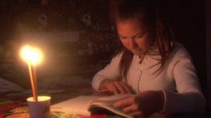 Povestea tristă a Ioanei, o elevă de 13 ani din Botoșani. Statul o obligă la cursuri online, dar ea își face temele la lumânare