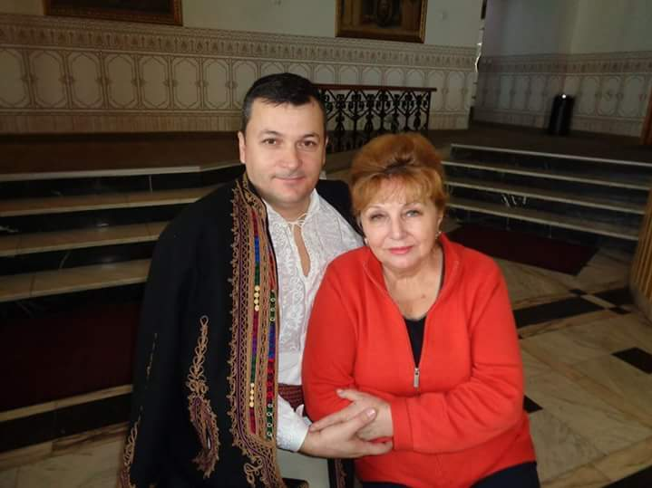 Emilia Bubulac împreună cu Marian Stelea, unul dintre coregrafii ansamblului "Cânt şi Joc"