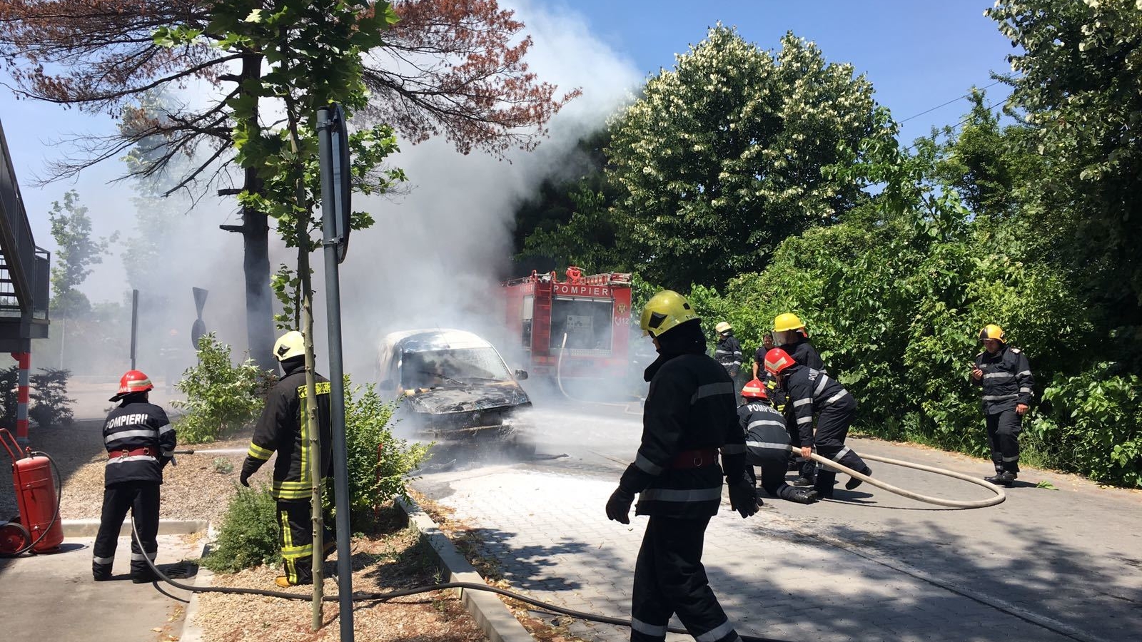 Incendiu în apropiere de Decathlon Băneasa! Pompierii se luptă cu flăcările