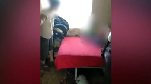 Episod șocant! Un copil de 4 ani, snopit în bătaie de propria mamă. VIDEO