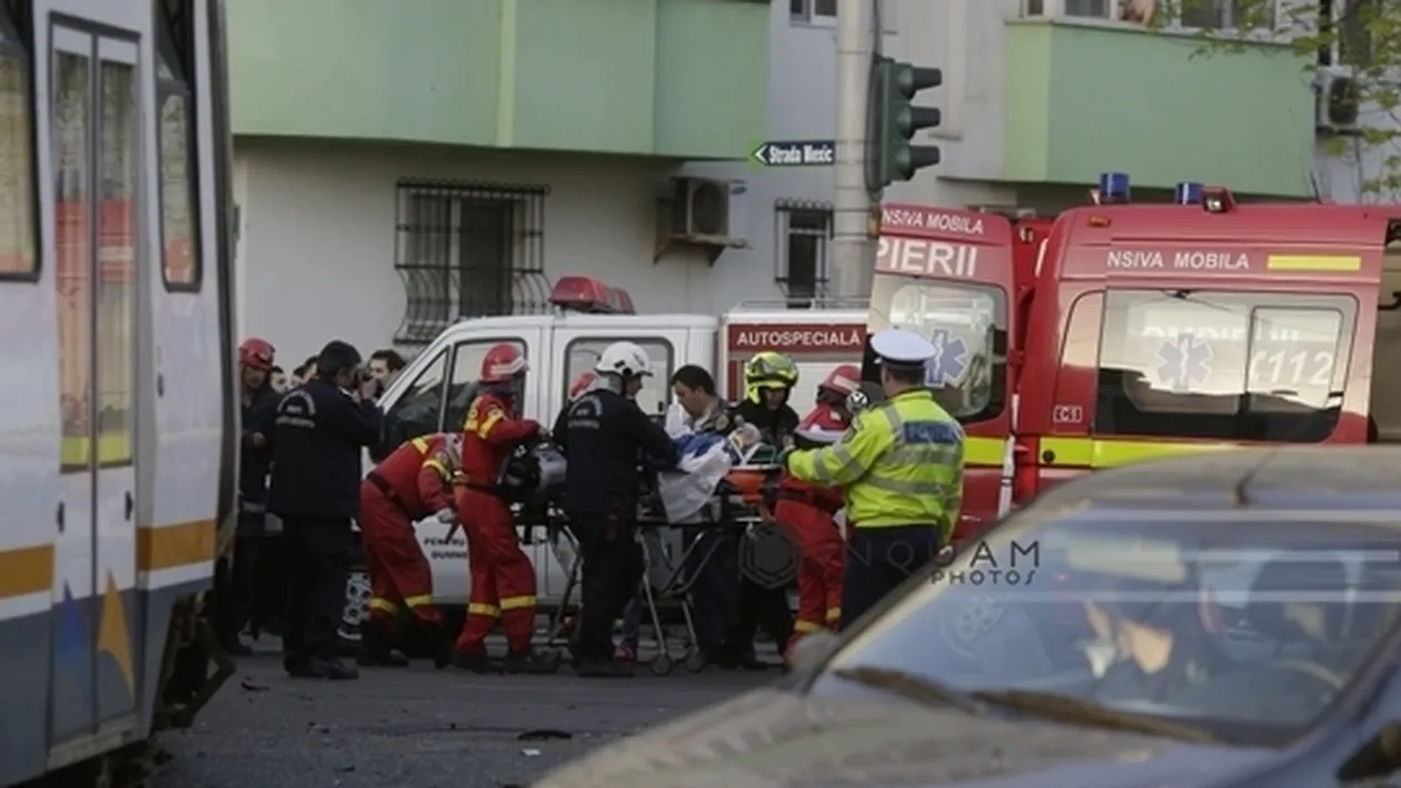 Accident grav in Capitală! Un tramvai a deraiat şi a prins o maşină dedesubt! Şoferul este în COMĂ!