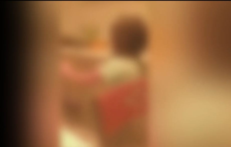 Femeie din Neamț, filmată când își bate fetița de 5 ani cu mătura: ”Mama, te rog!” / ”Te-am zăpăcit!”
