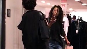 Până şi paznicii magazinului au fost prinşi pe picior greşit… Cunoscuta cântăreaţă a cumpărat un morman de haine de la reduceri!