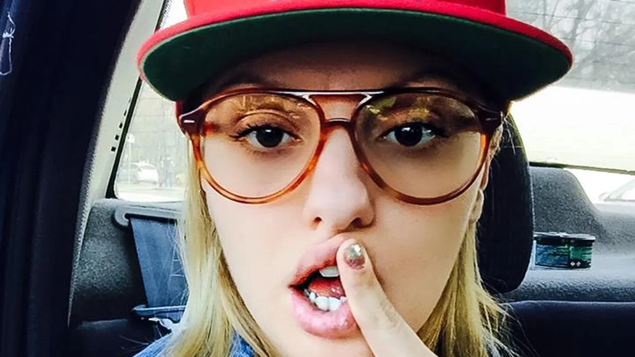 Cea mai tare fotografie făcută de ALEXANDRA STAN. Pe la spate, într-o pereche de pantalonaşi minusculi, şi-a arătat...