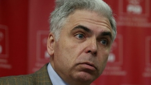 Nu l-ai mai vazut niciodata asa! Fostul europarlamentar Adrian Severin tine discrsuri politice noaptea, pe strada!
