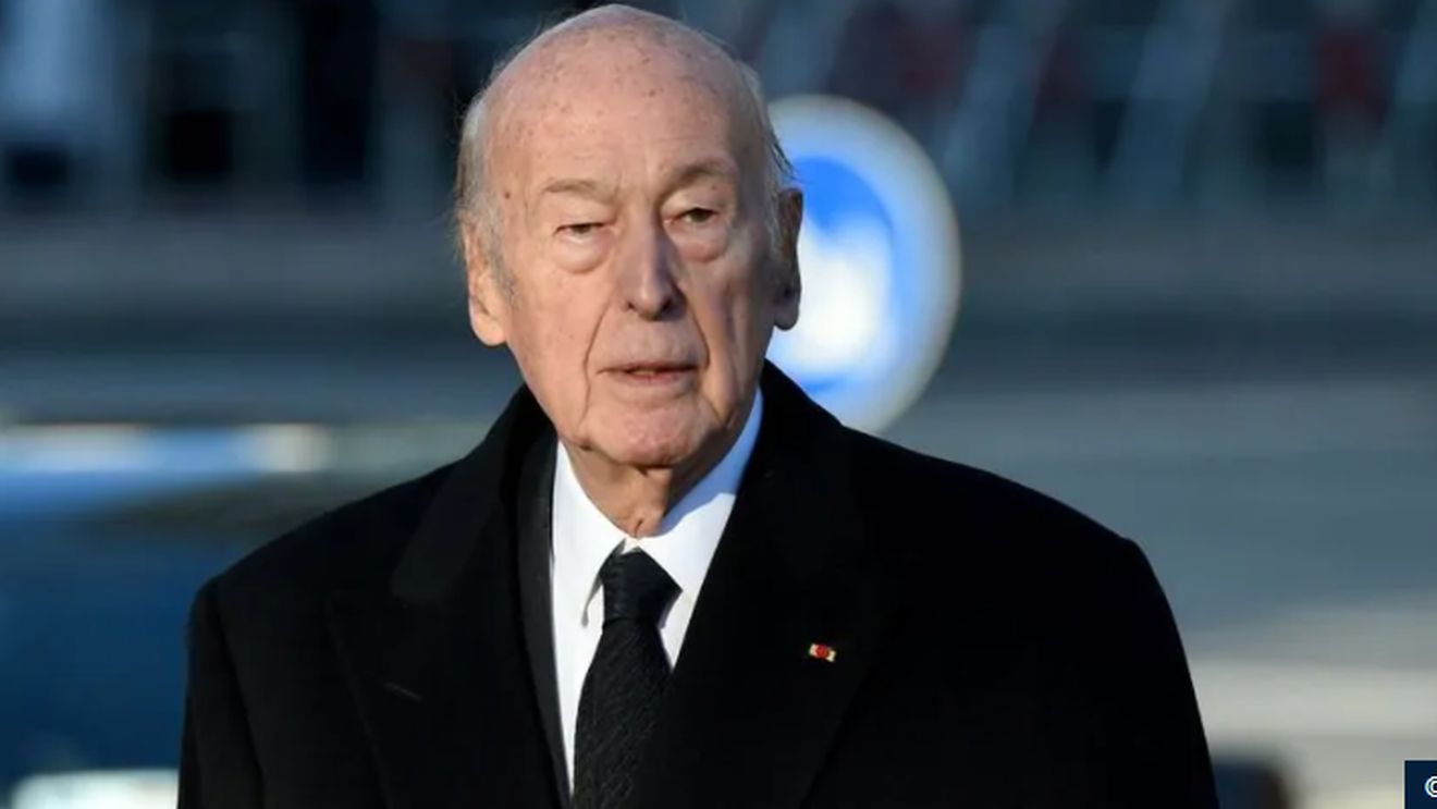 Valéry Giscard d’Estaing, fostul președinte al Franței, a murit din cauza unor complicații asociate Covid-19 