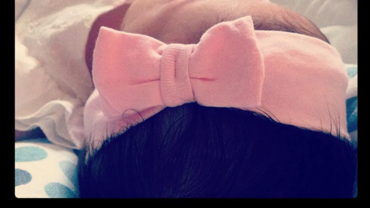 Fetita Giuliei Anghelescu a implinit o luna! Uite cum arata micuta si cat este de cocheta