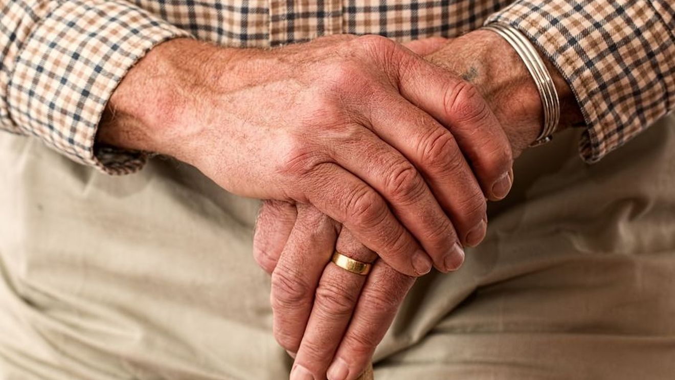Un italian de 91 de ani a ajuns la închisoare după ce a persecutat o îngrijitoare româncă, pentru că a refuzat să întrețină relații cu el! Ce pagube uriașe trebuie să-i plătească femeii