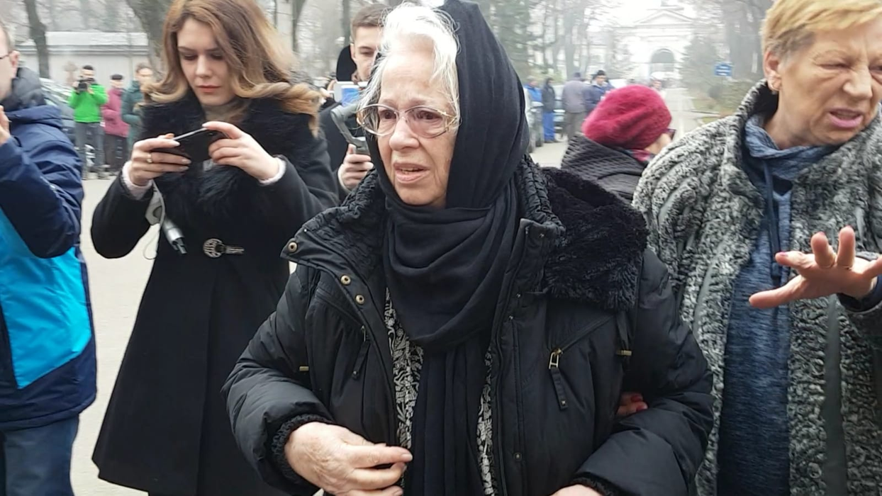 Primele imagini cu familia îndurerată a Cristinei Țopescu. Sicriul cu trupul neînsuflețit al jurnalistei, depus la capela Cimitirului Bellu