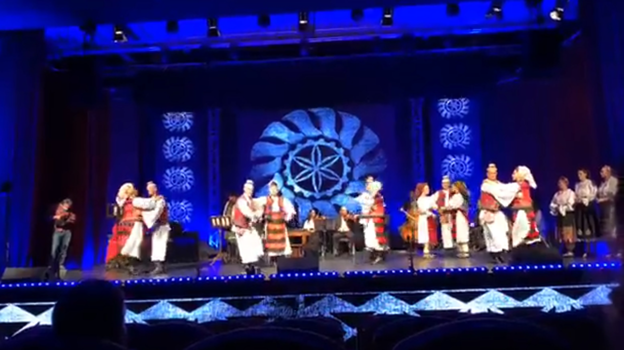 Secvență din spectacolul susținut de Grigore Leșe și colaboratorii săi, în pandemie
