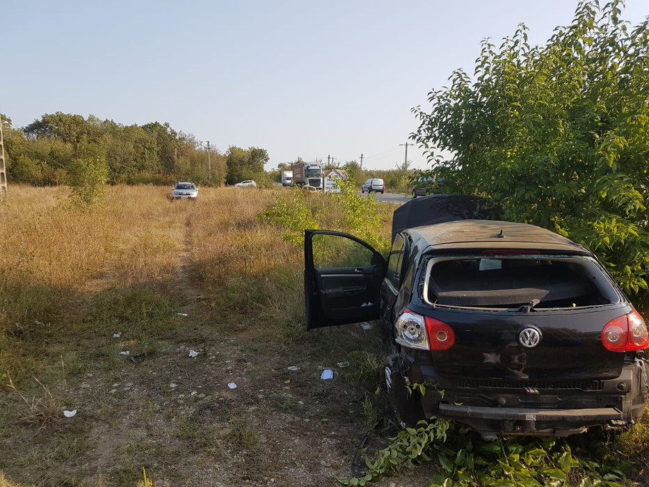 Accident în lanț produs de o șoferiță neatentă. Două mașini au ajuns în șanț, răsturnate