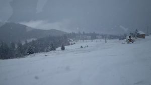 Prognoza meteo azi, 10 februarie 2026. Ninsorile pun stăpânire pe sudul țării: iarna revine în forță