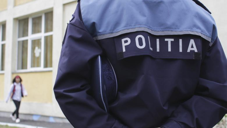 Un polițist a verificat telefonul amantei apoi i-a aplicat o corecție care a dus la un ordin de restricție