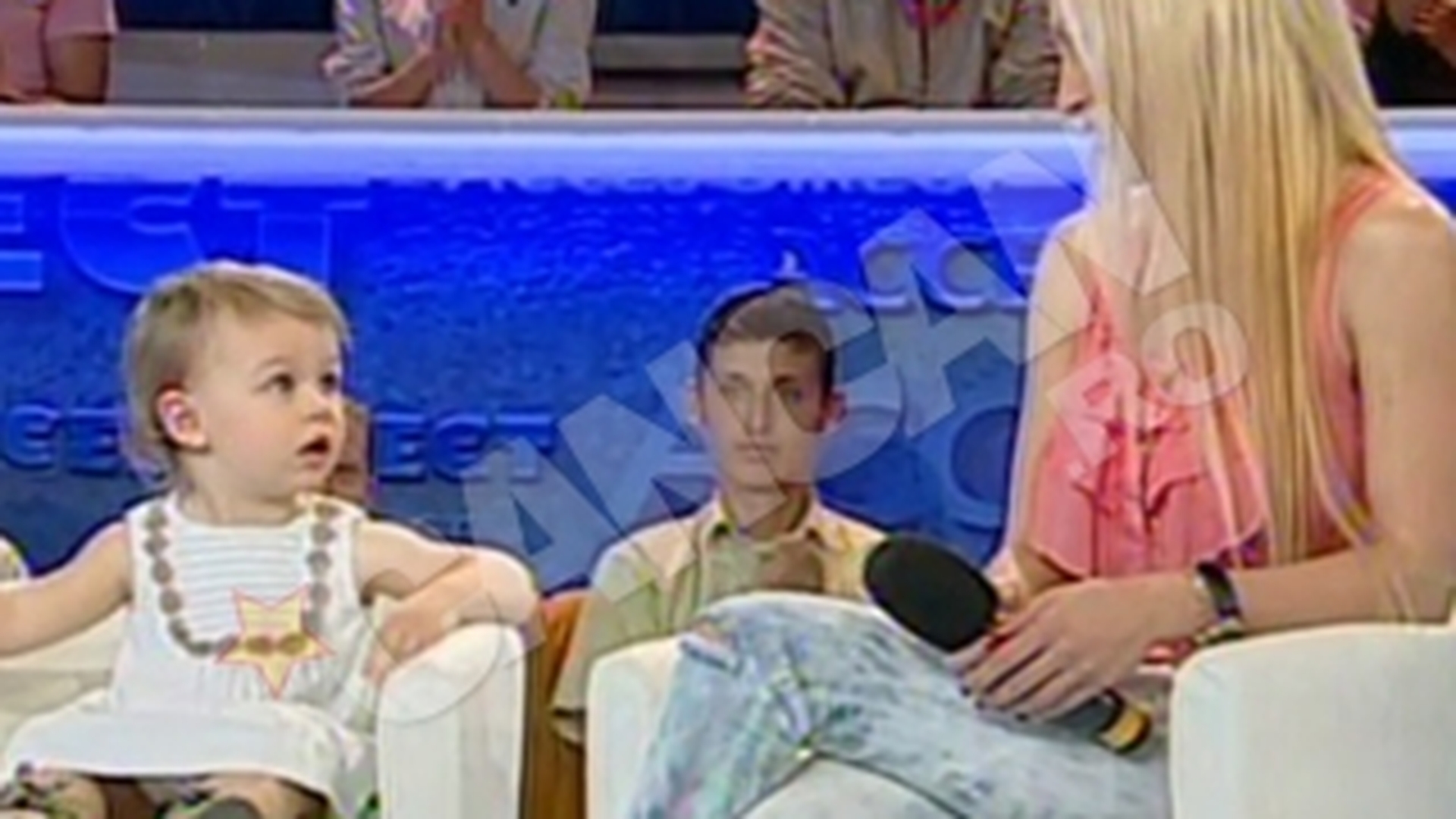 VIDEO Sfaturi de mama! Andreea Spatar catre fiica sa de doi ani: "Mami nu ridica fusta acum! Poti sa faci asta mai tarziu!"