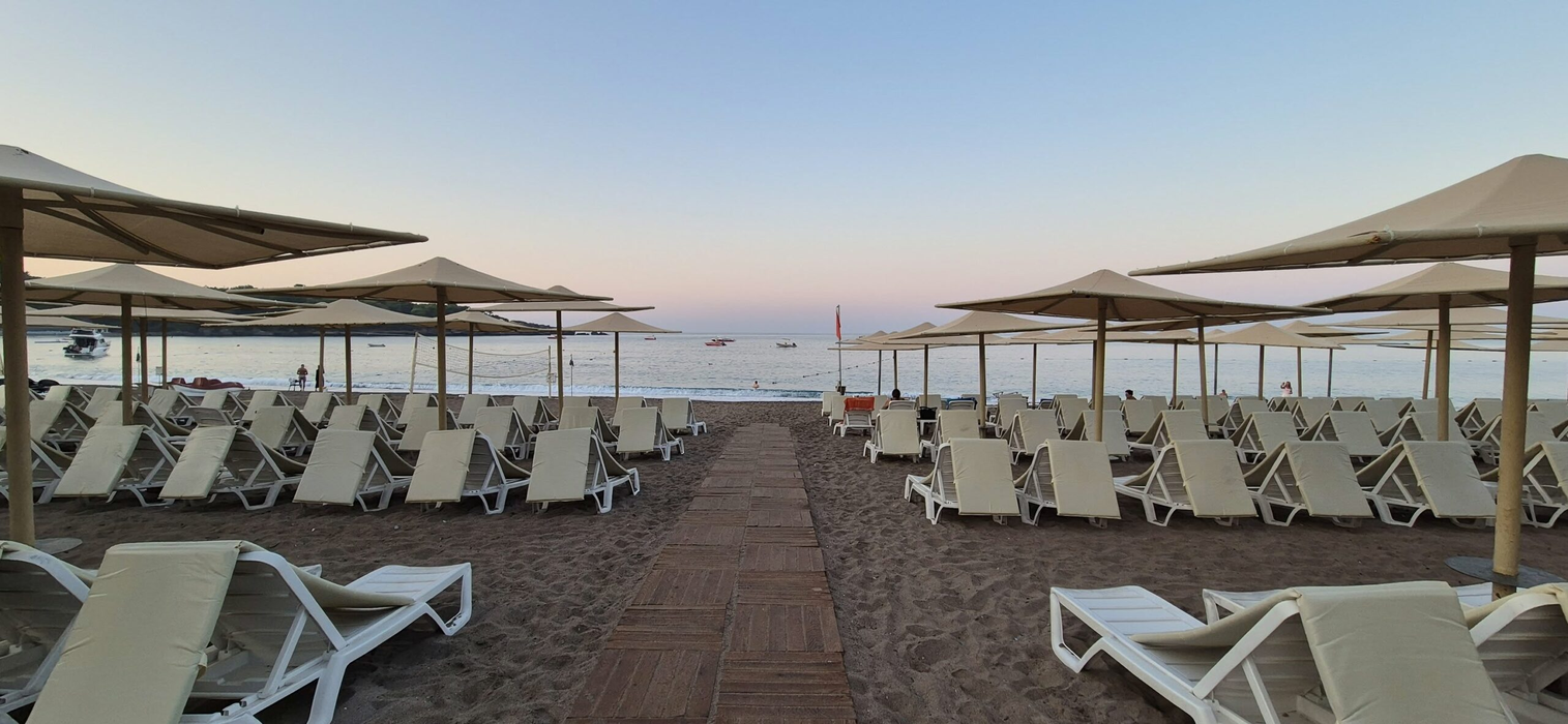 Cât au plătit doi români pentru un sejur de 7 nopți la „ultra all-inclusive”, în Turcia. Au fost cazați într-un hotel de 5 stele din Antalya