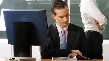 BANC | Dimineața, șeful ajunge la birou cu fermoarul de la pantaloni desfăcut. Secretara...