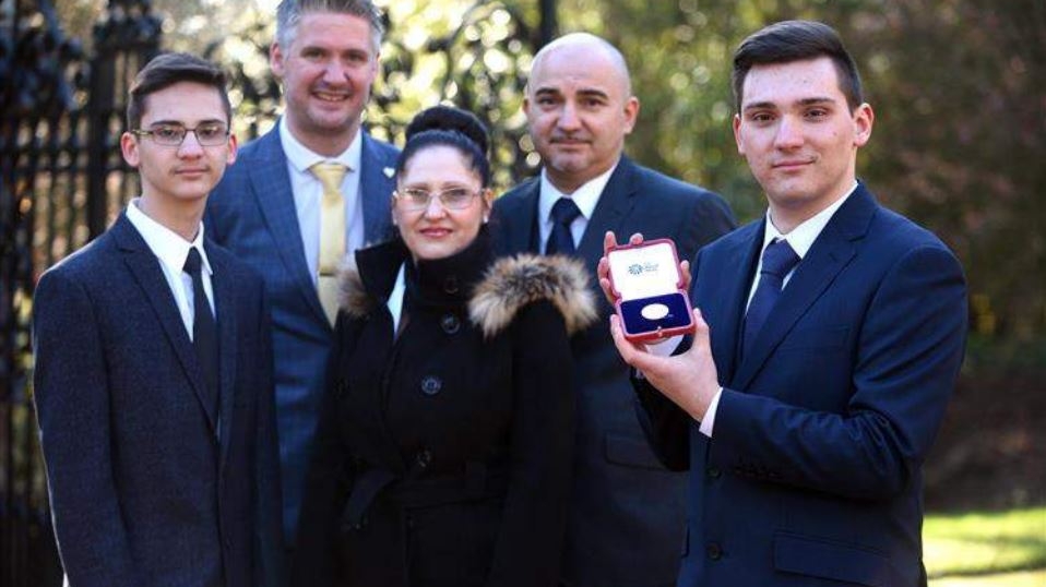 Cine e studentul român premiat chiar de regina Angliei cu medalia de aur