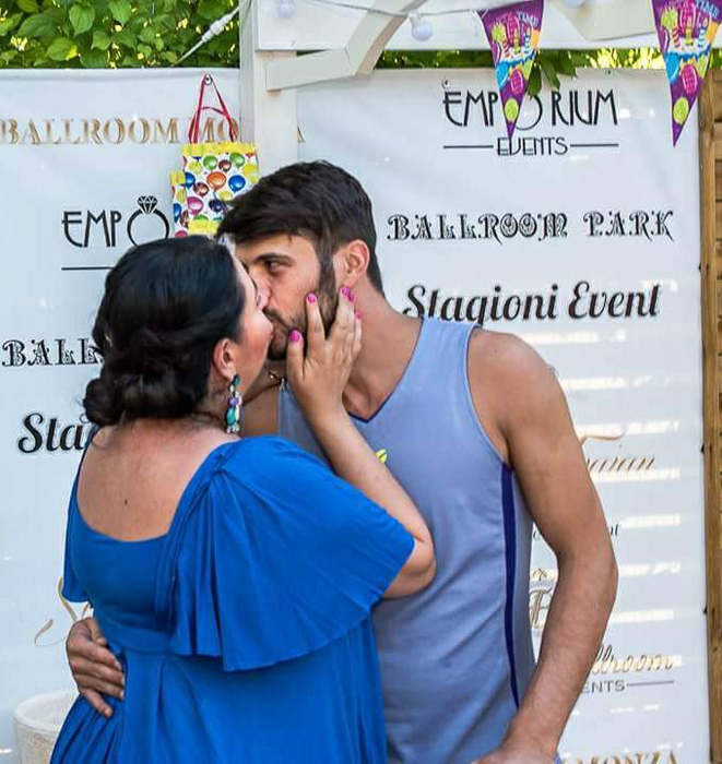 Oana Roman s-a transformat radical. Puţină vopsea, un machiaj discret iar rezultatul….”Esti superrrr frumoasă”