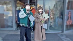 Concurentul de la Power Couple nu a știut cu ce să-i mai intre în grații iubitei. I-a luat parfum și flori, dar ea tot îmbufnată a rămas