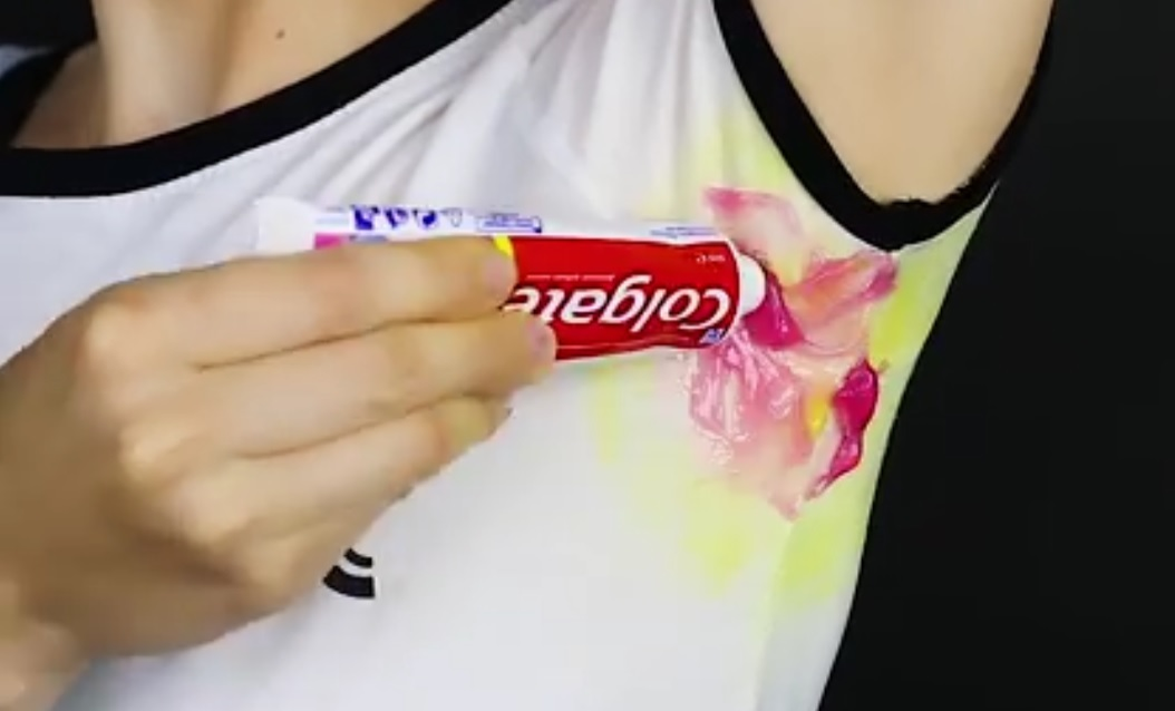 Conform acestui video viral, pasta de dinţi te ajută să scoţi petele de pe un tricou vec