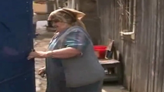 VIDEO DEMENTIAL! O batranica injura artistic: "P**e crestem aici! Lasa-ma-n p**a si nu ma mai filma!" - Vezi motivul halucinant pentru care face praf un reporter!