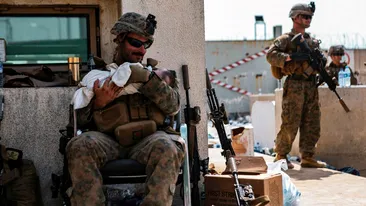 Imagini virale cu un bebeluș afgan în brațele militarilor americani. Ce s-a întâmplat cu copilul