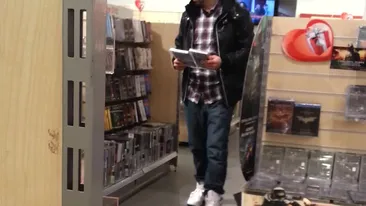 CRBL nu renunta la hainele de scena nici cand isi scoate sotia in oras! Vezi aici cu cine s-a intalnit artisul in mall!