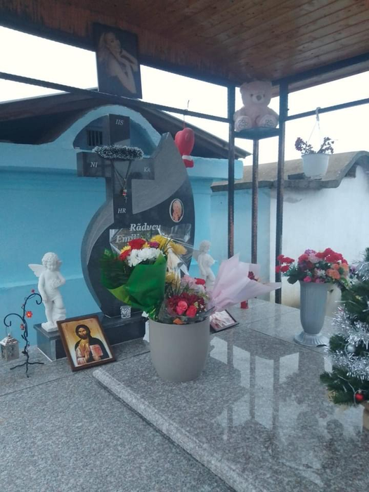 Mama Denisei Răducu, la mormântul fiicei sale. Imaginile durerii în ziua în care artista ar fi împlinit 32 de ani