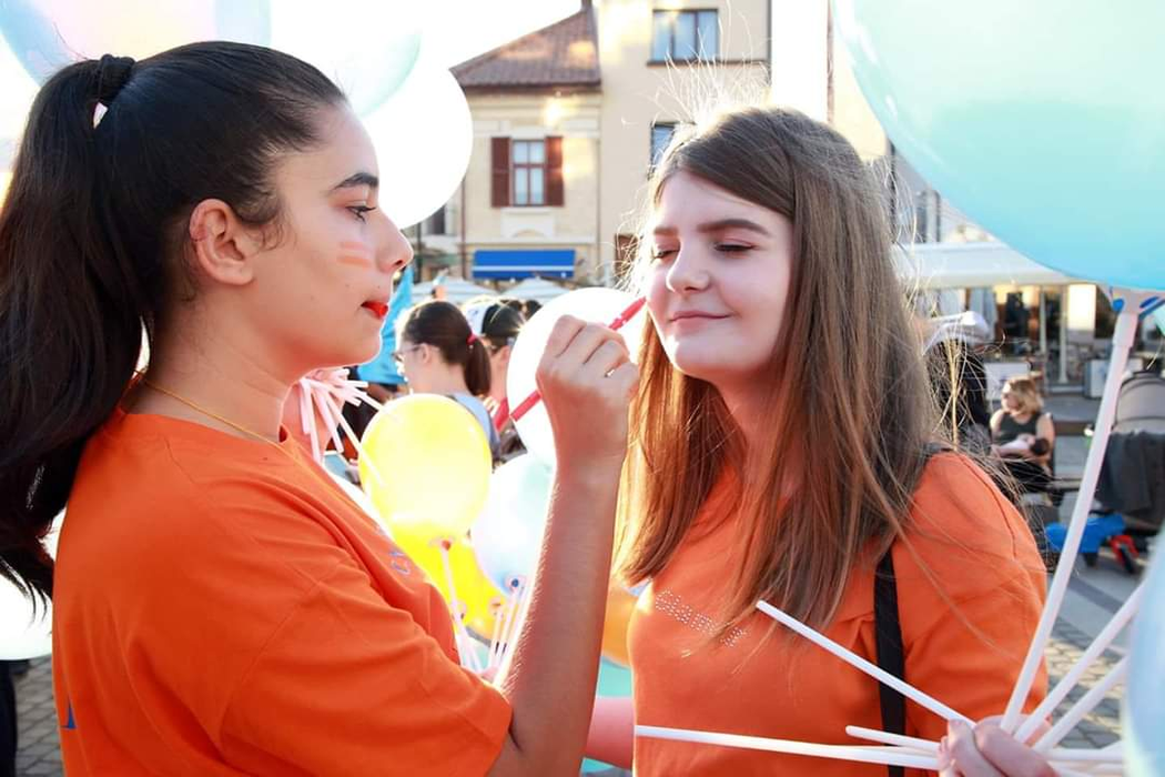 Naomi (dreapta) se implică din tot sufletul în acțiuni de voluntariat