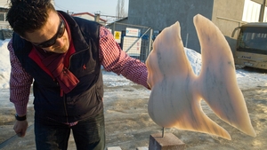 Un sculptor iesean a creat cea mai diafana aripioara din marmura! “Pestisorul de aur”, gata sa inoate spre Cartea Recordurilor