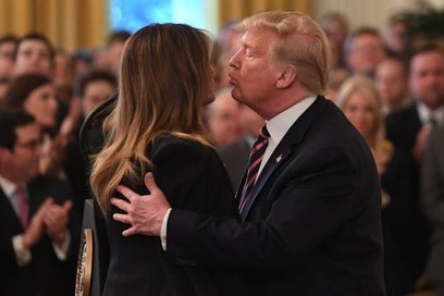 Moment jenant la Casa Albă! Donald Trump refuzat în public de către soția sa