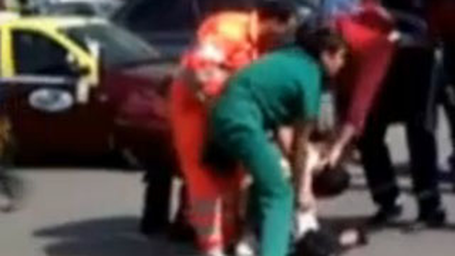 VIDEO Un barbat a muscat cadrele medicale care refuzau sa-l interneze