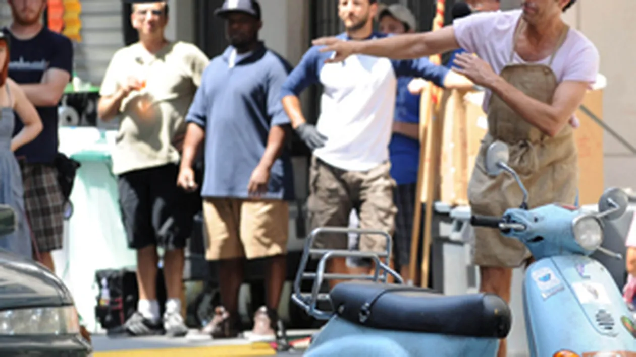 Sacha Baron Cohen a luat-o razna? Arunca cu tomberoanele in masini