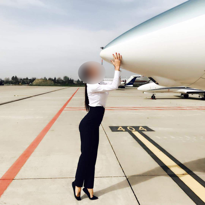 Tânăra stewardesă a suferit răni serioase la faţă