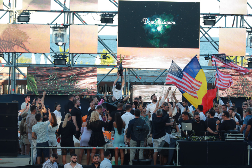 Șampania a venit cu barca, în zona Ultra VIP, unde se afla Mișu Pricopsitu