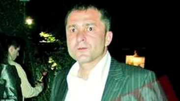 Il acuza pe Elan de abandon de familie