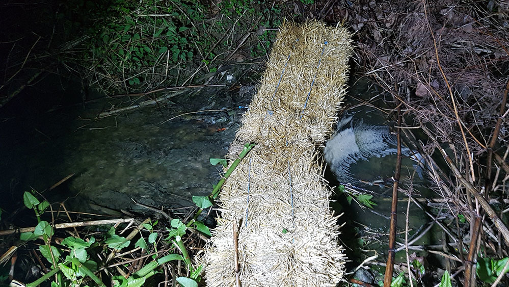 Angajaţii de la Apele Române au montat baraje ca să oprească extinderea poluării