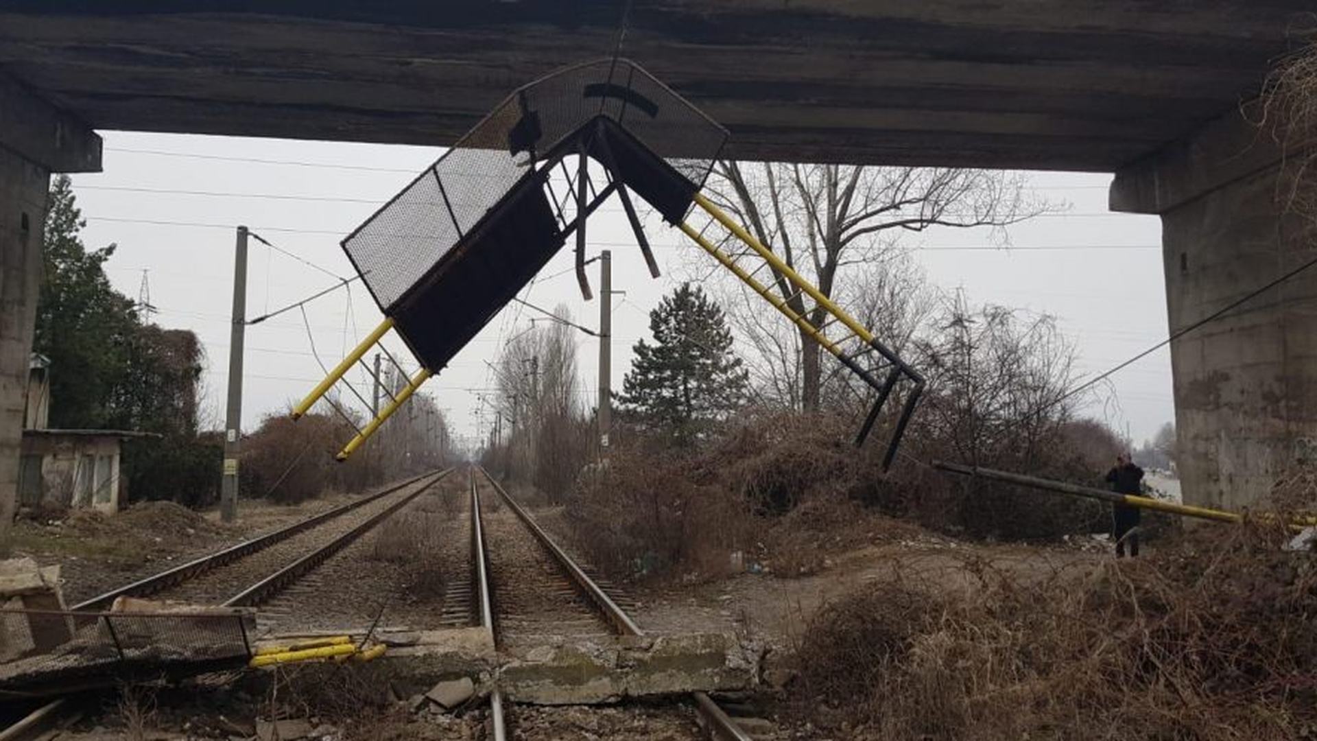 Balustrada unui pod din Ploiești s-a prăbușit pe calea ferată. Trei trenuri sunt blocate