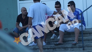 VIDEO DE CARTIER Resedinta lui de vara e afara! "Perversul de pe Targu Ocna" si-a aliniat tovarasii pe scara blocului!